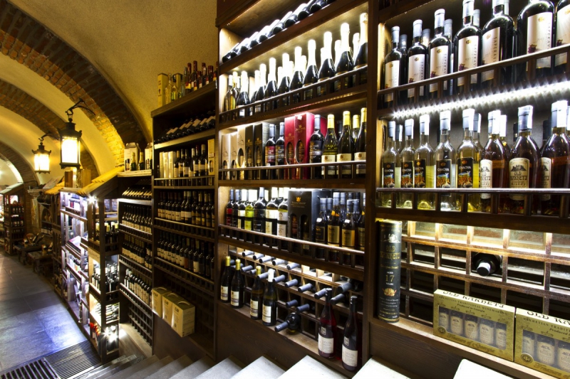 bar-PUGET THENIERS-min_world_street_travel_shop_canon_georgia_wine_bottles-429767